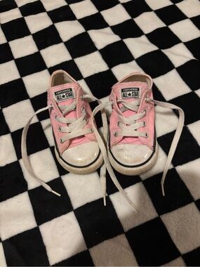 Size 7 toddler converse shoes